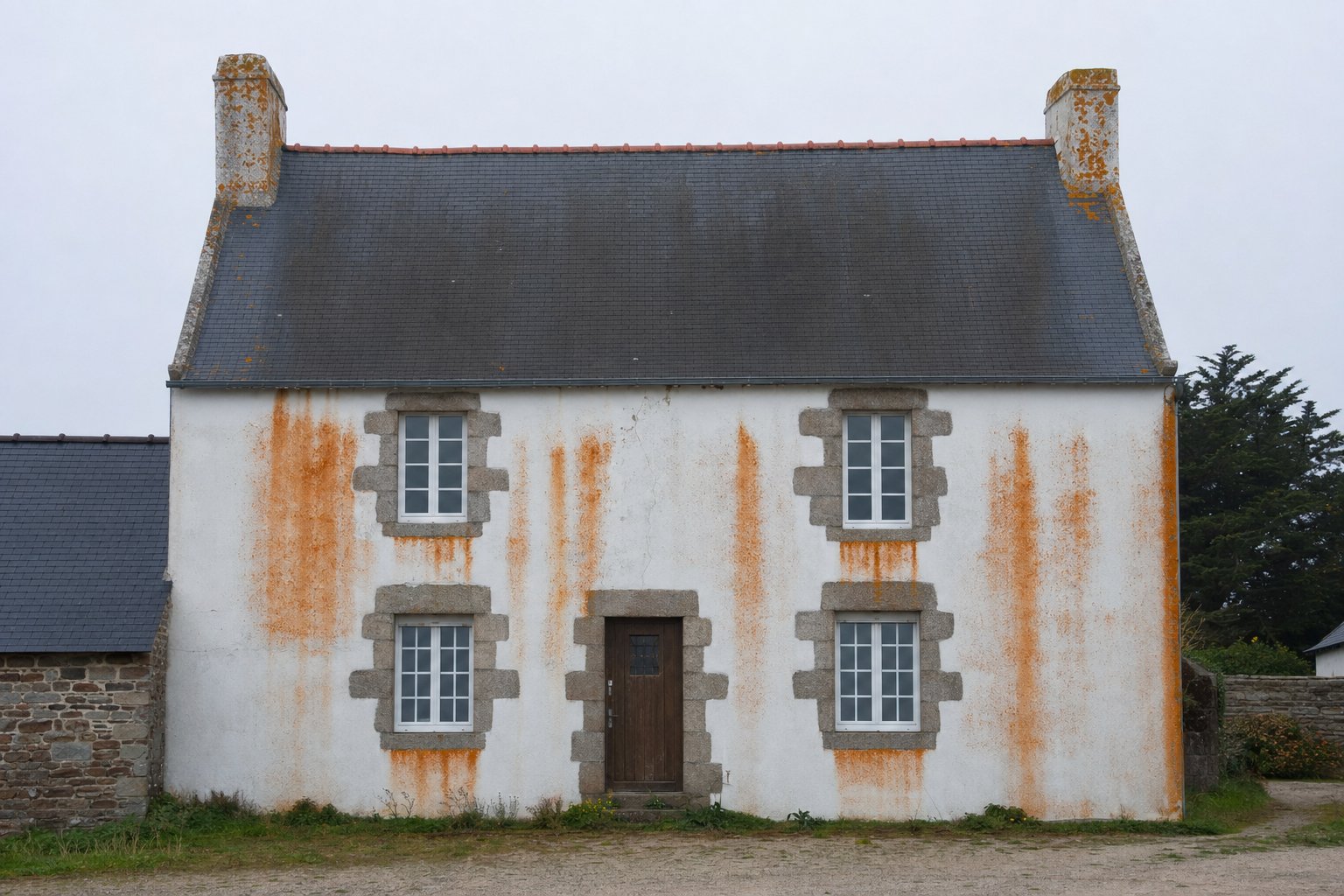 Nettoyage façade Rennes — traces rouges vert-de-gris mousse sur crépi breton — MD Toiture