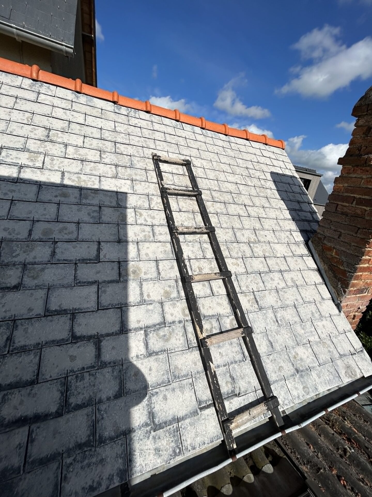 Toiture en ardoise avant rénovation — mousse et ardoises poreuses à Rennes
